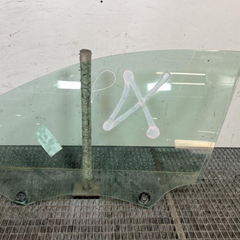 Vitre avant gauche PEUGEOT 308 2 Photo n°1