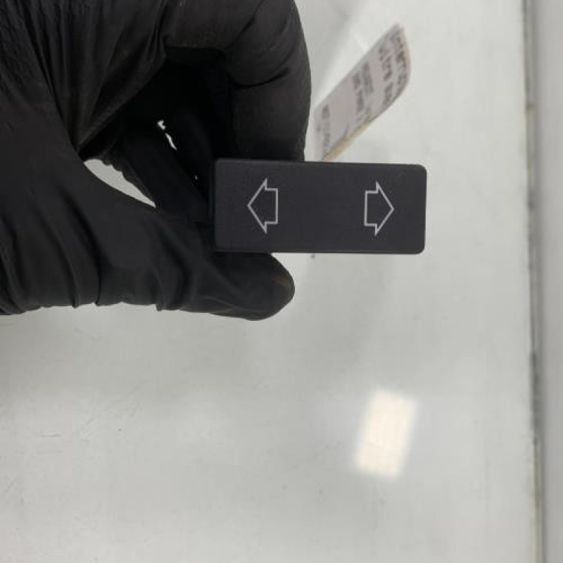 Interrupteur de leve vitre avant gauche PEUGEOT 205 Photo n°1