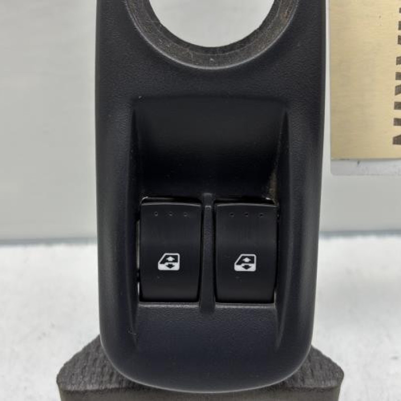 Interrupteur de leve vitre avant gauche RENAULT TRAFIC 2 Photo n°2