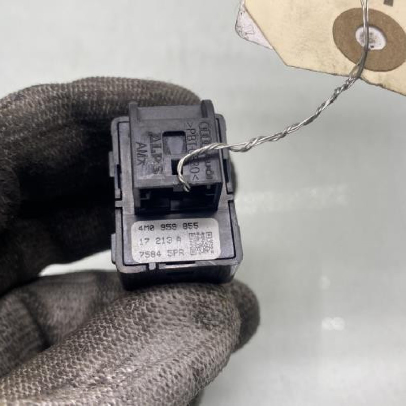 Interrupteur de leve vitre arriere gauche AUDI A4 4 Photo n°3