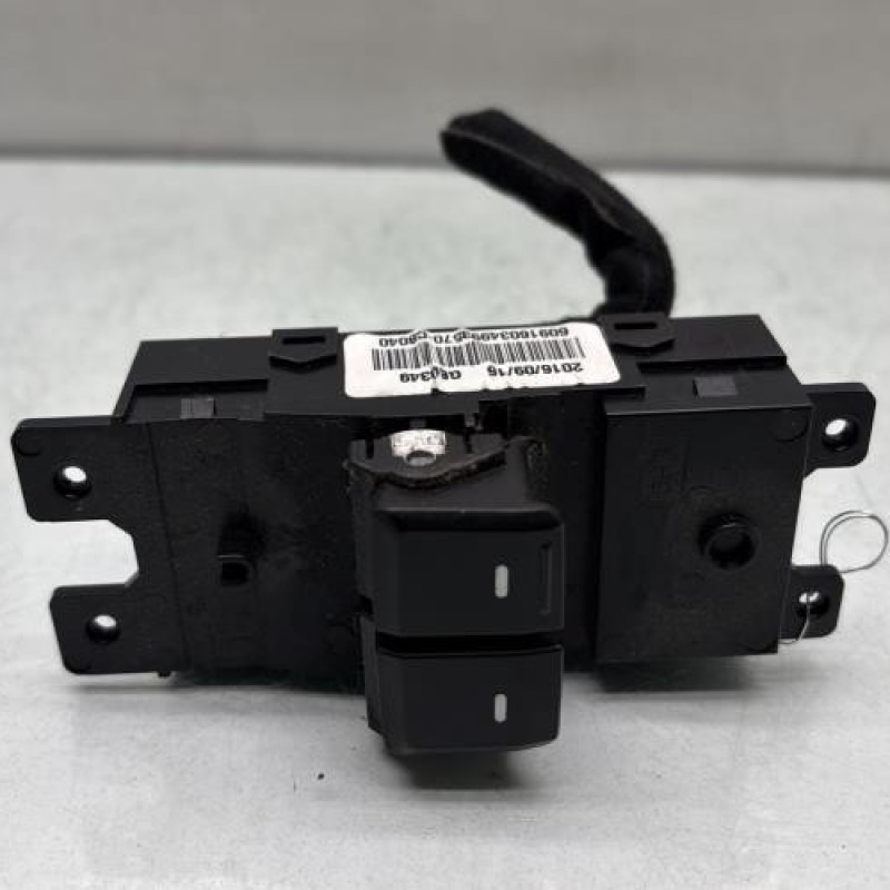 Interrupteur de leve vitre avant gauche HYUNDAI I 20 2 Photo n°1