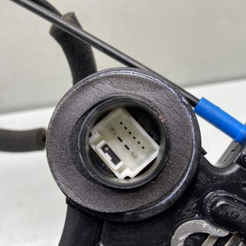 Serrure arriere gauche TOYOTA AVENSIS 2 Photo n°4