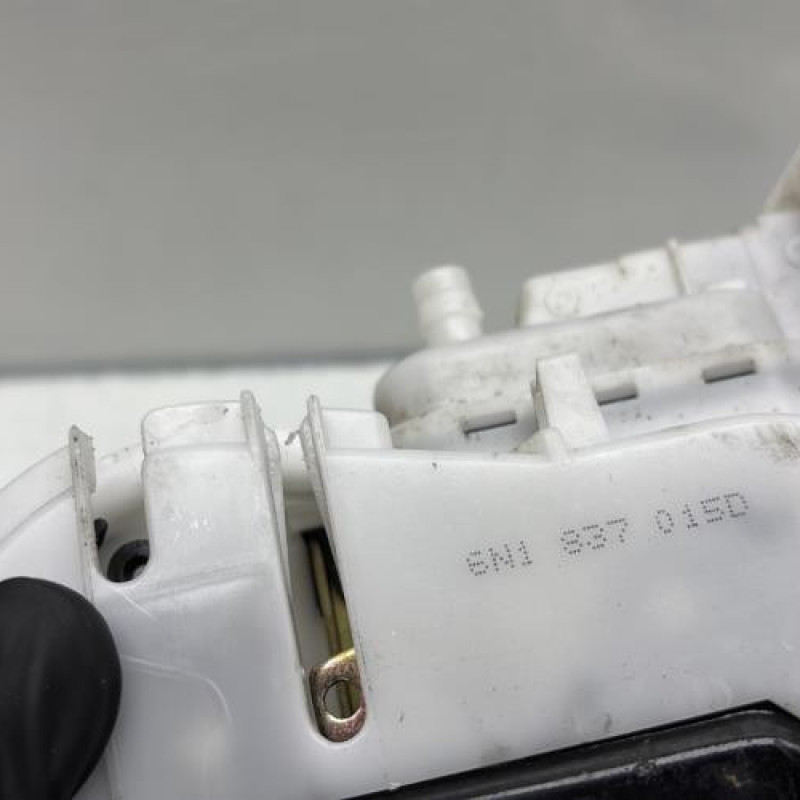 Serrure avant gauche VOLKSWAGEN POLO 3 Photo n°6