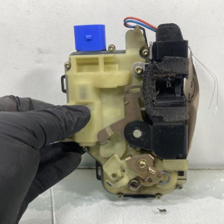 Serrure avant gauche VOLKSWAGEN POLO 4 Photo n°1