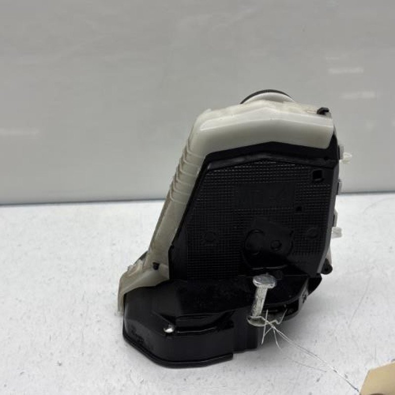 Serrure arriere droit TOYOTA YARIS 3 Photo n°1