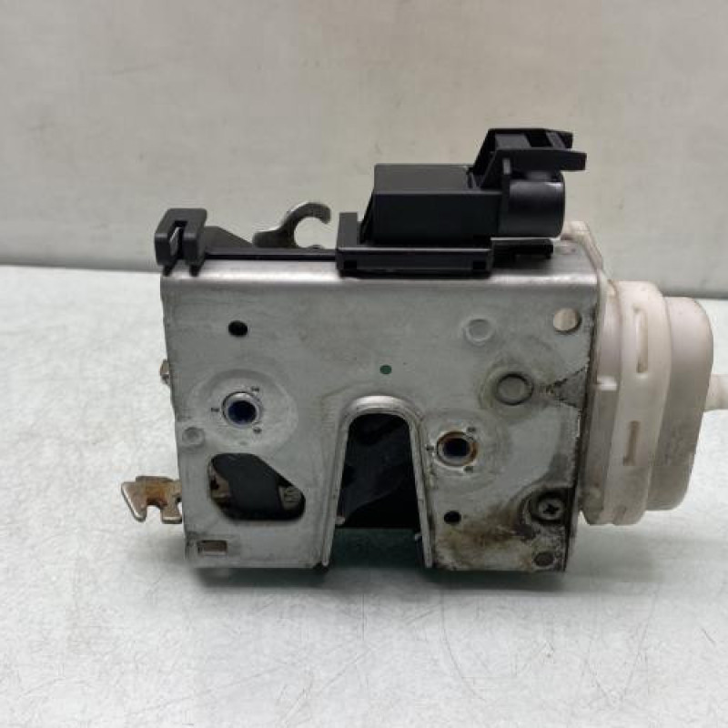 Serrure avant gauche AUDI A4 1 Photo n°1