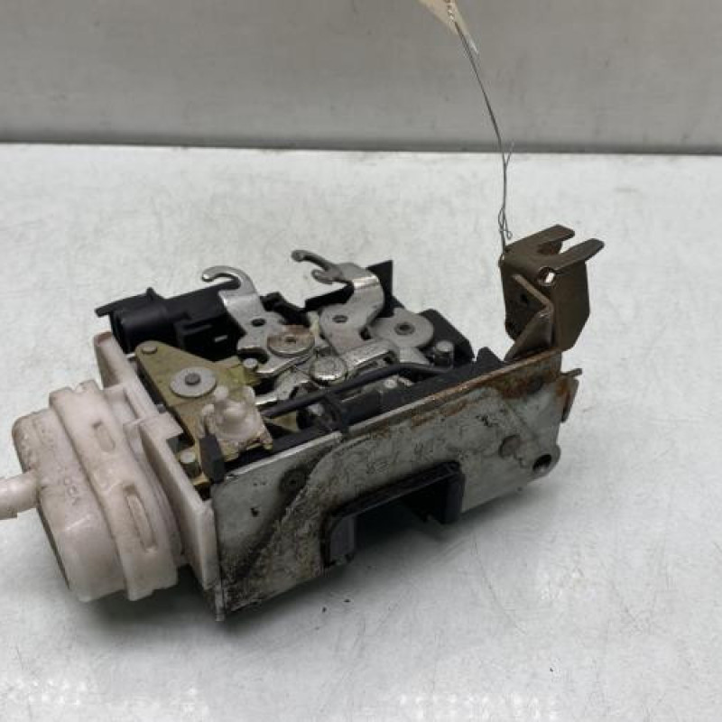 Serrure avant gauche AUDI A4 1 Photo n°4