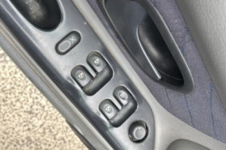 Serrure avant droit RENAULT LAGUNA 1