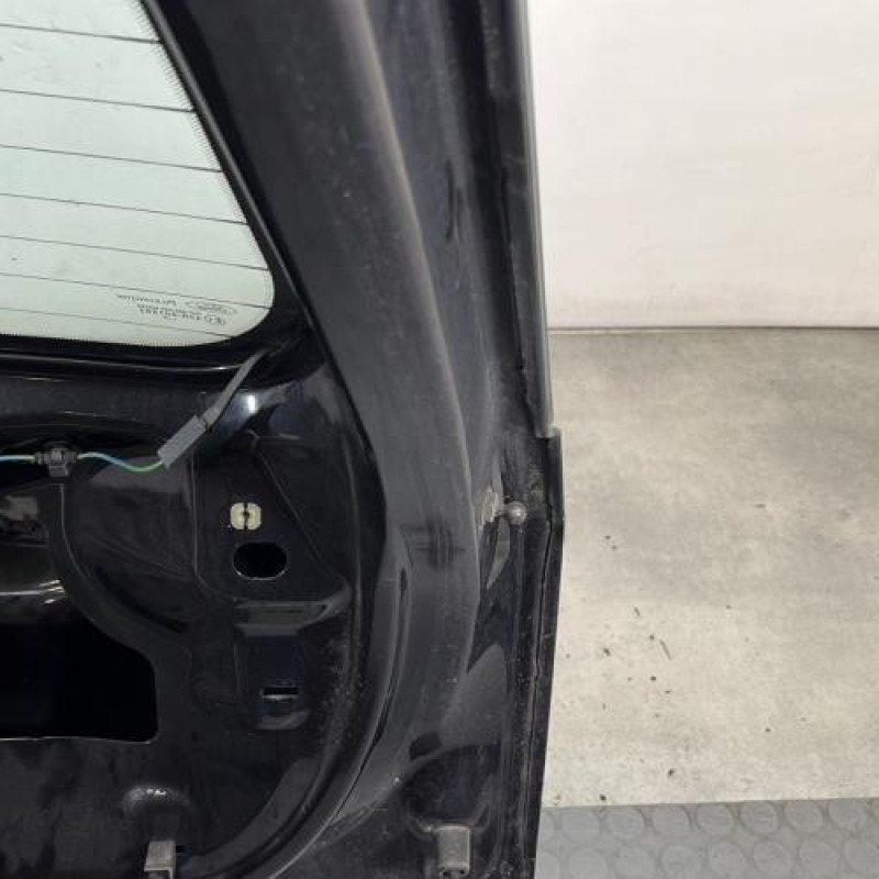 Malle/Hayon arriere FORD FIESTA 5 Photo n°8