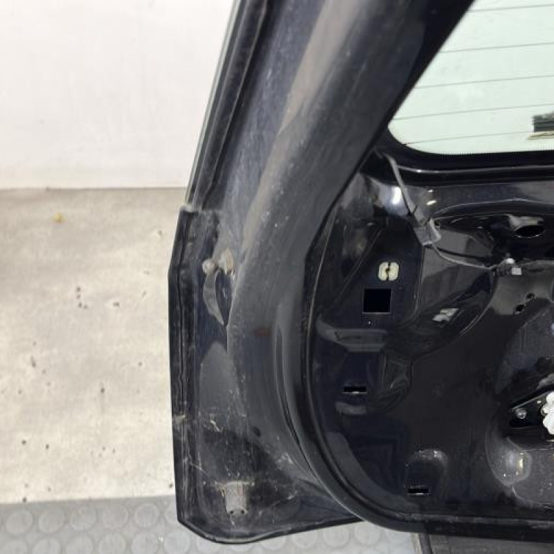 Malle/Hayon arriere FORD FIESTA 5 Photo n°9