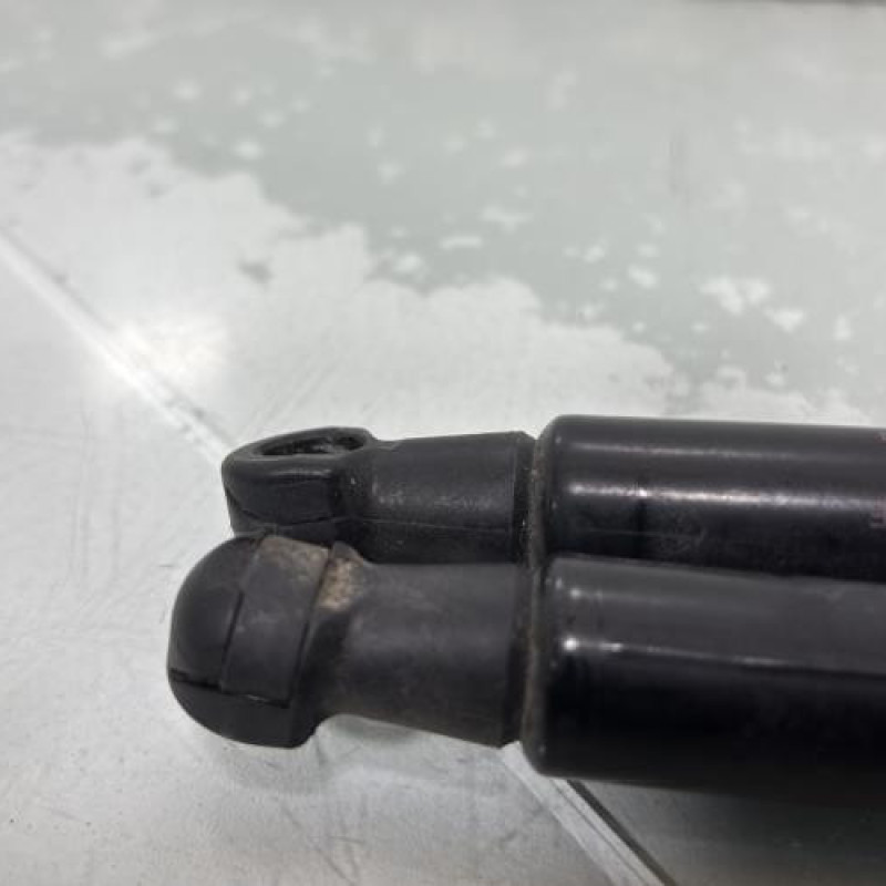 Verin de coffre TOYOTA YARIS 3 Photo n°3