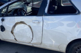 Verin de coffre TOYOTA YARIS 3