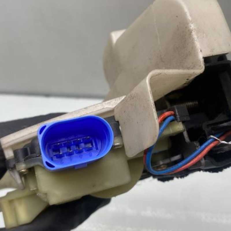 Serrure avant gauche VOLKSWAGEN POLO 4 Photo n°4