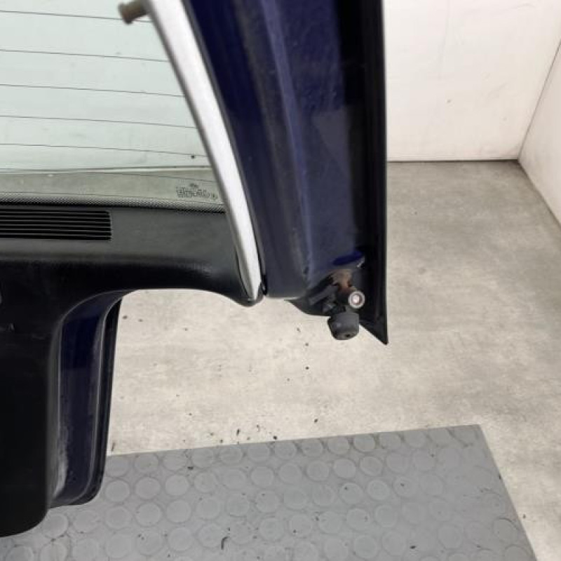 Malle/Hayon arriere VOLKSWAGEN GOLF 4 Photo n°8