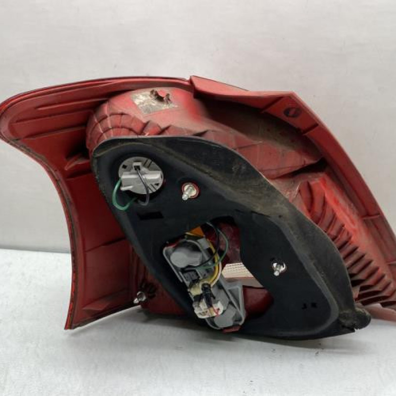 Feu arriere principal droit (feux) TOYOTA YARIS 2 Photo n°2