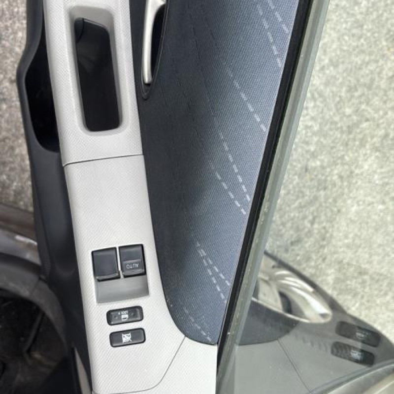 Pretensionneur de ceinture avant gauche TOYOTA YARIS 2 Photo n°18