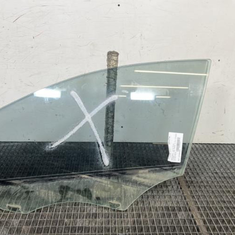 Vitre avant gauche MERCEDES CLASSE A 176 Photo n°1