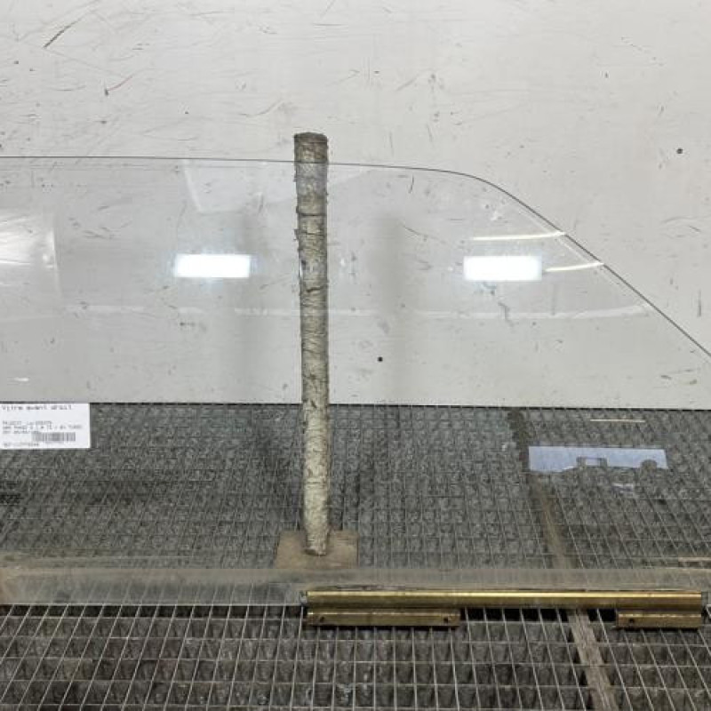 Vitre avant droit PEUGEOT 205 Photo n°1