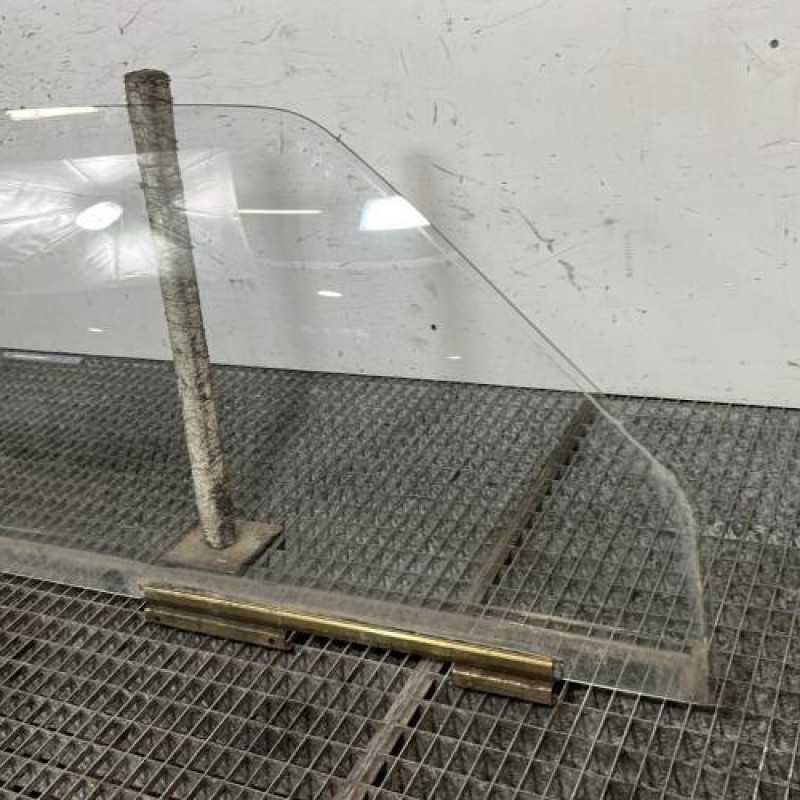 Vitre avant droit PEUGEOT 205 Photo n°2