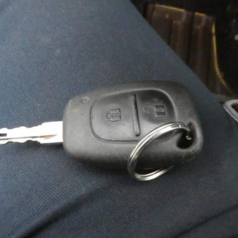 Compresseur clim RENAULT TRAFIC 2 Photo n°4