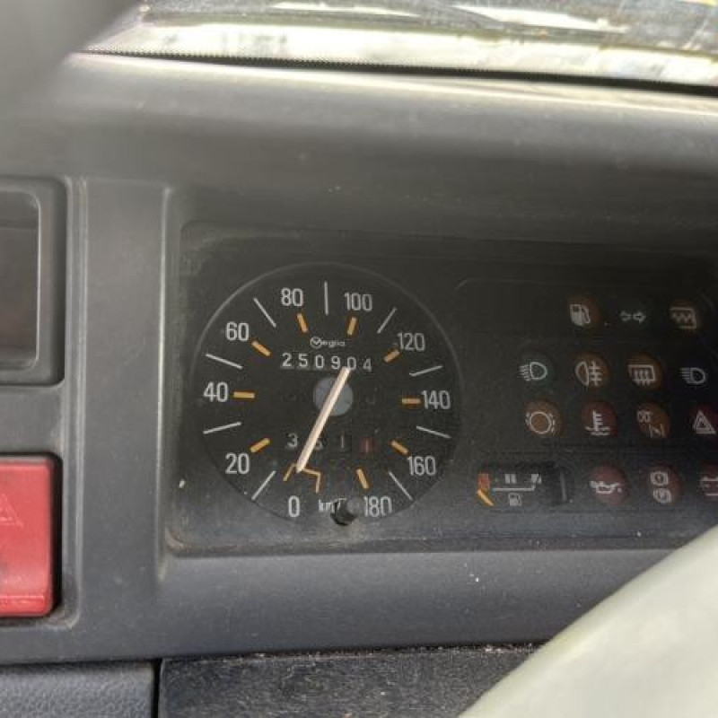 Attache ceinture avant droit RENAULT EXPRESS Photo n°15