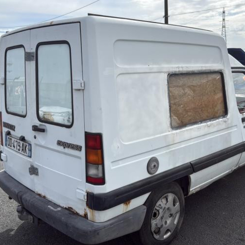 Traverse superieure RENAULT EXPRESS Photo n°3