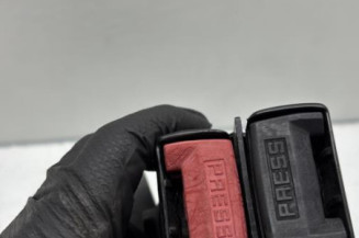 Attache ceinture arriere gauche RENAULT CLIO 2