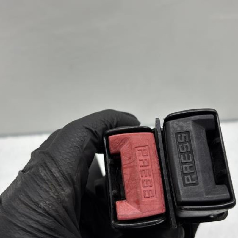 Attache ceinture arriere gauche RENAULT CLIO 2 Photo n°2
