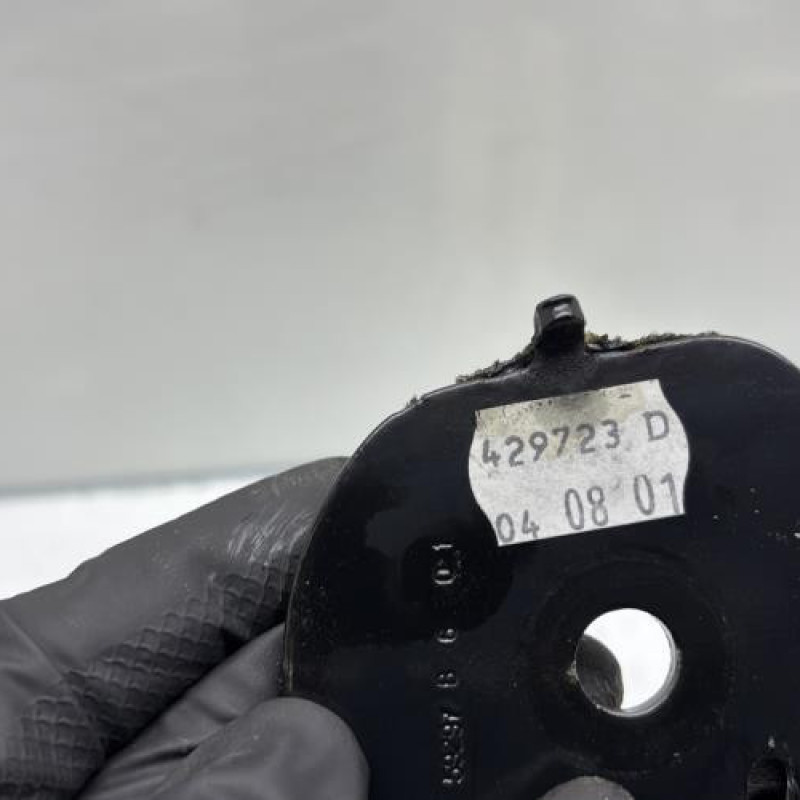 Attache ceinture arriere gauche RENAULT CLIO 2 Photo n°4