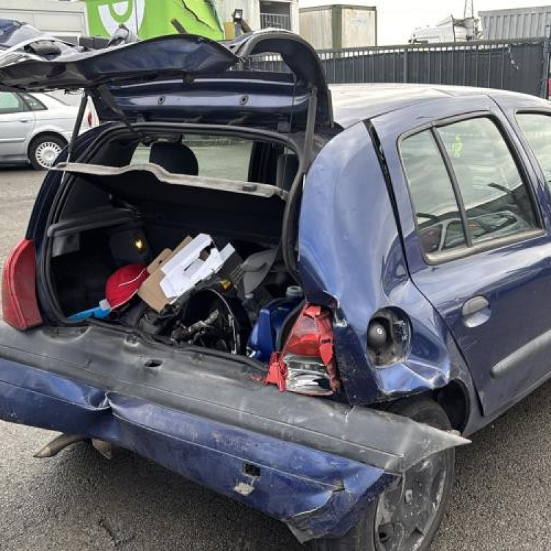 Attache ceinture arriere gauche RENAULT CLIO 2 Photo n°8