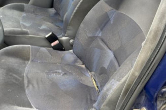 Attache ceinture arriere gauche RENAULT CLIO 2