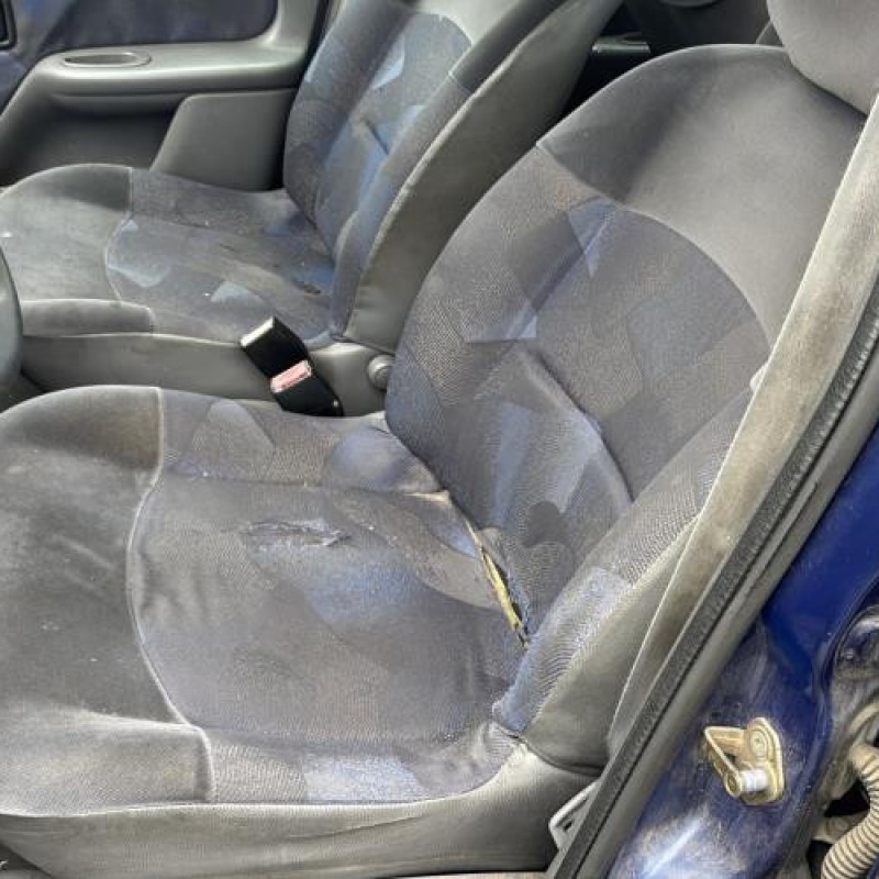 Attache ceinture arriere gauche RENAULT CLIO 2 Photo n°16