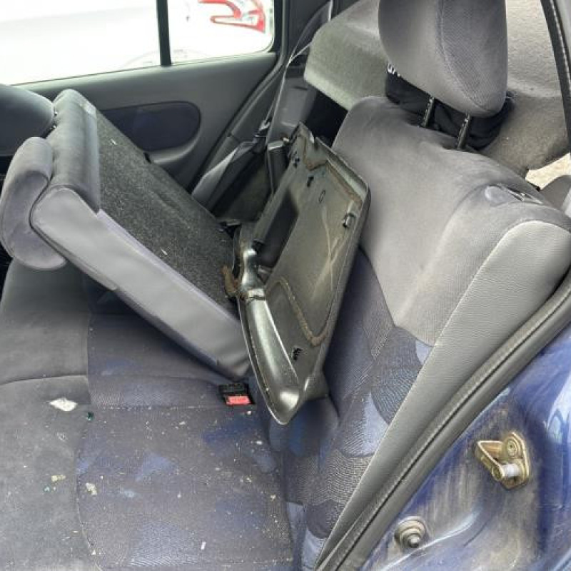 Attache ceinture arriere gauche RENAULT CLIO 2 Photo n°17