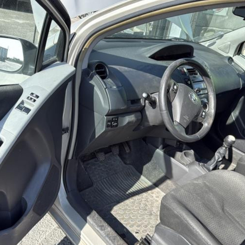 Attache ceinture arriere gauche TOYOTA YARIS 2 Photo n°15