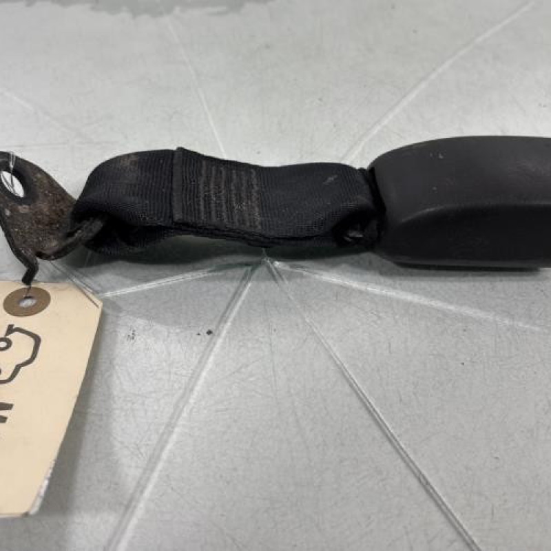 Attache ceinture arriere gauche TOYOTA YARIS 2 Photo n°4