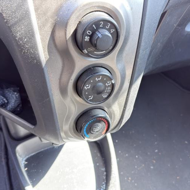 Attache ceinture arriere gauche TOYOTA YARIS 2 Photo n°18