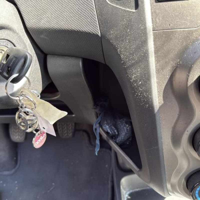 Attache ceinture arriere gauche TOYOTA YARIS 2 Photo n°19