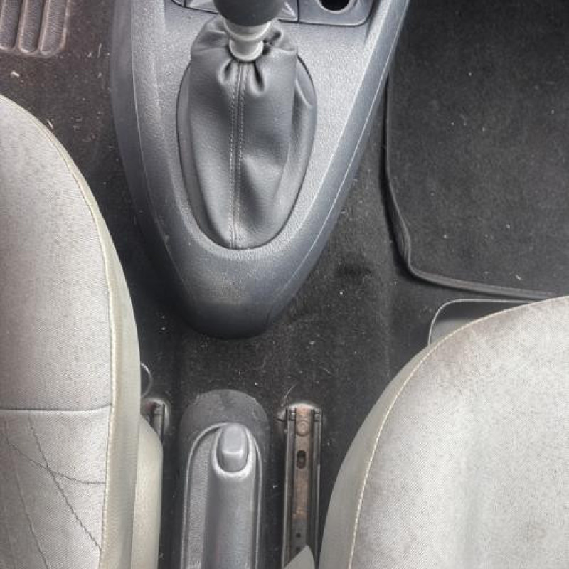 Attache ceinture arriere droit RENAULT CLIO 2 Photo n°20