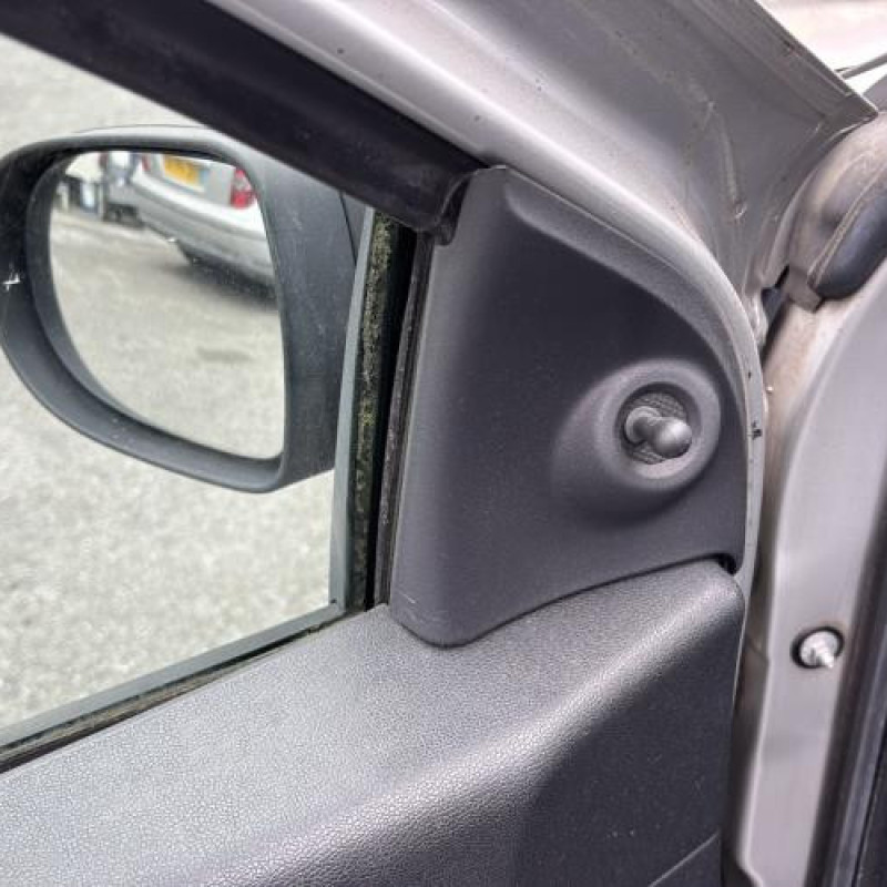 Attache ceinture arriere droit RENAULT CLIO 3 Photo n°14