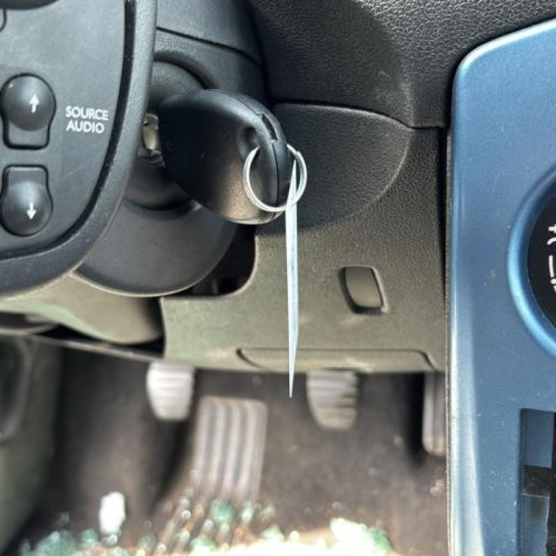 Attache ceinture avant droit RENAULT CLIO 3 Photo n°18