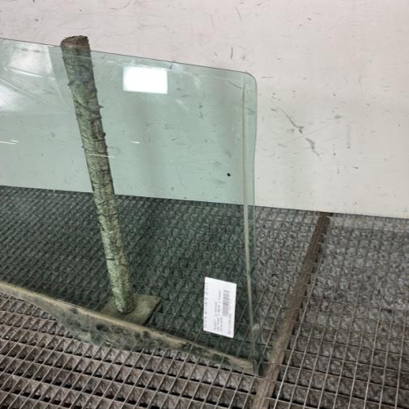 Vitre arriere droit PEUGEOT 406 Photo n°2