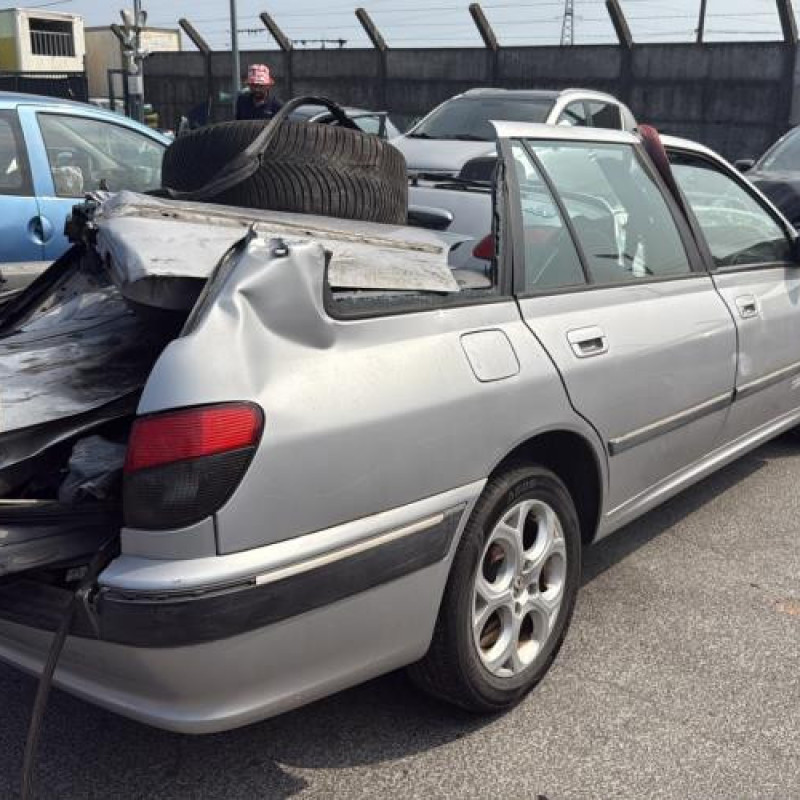 Vitre arriere droit PEUGEOT 406 Photo n°13