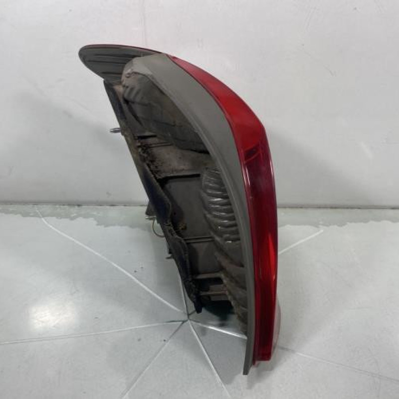 Feu arriere principal droit (feux) TOYOTA YARIS 2 Photo n°2