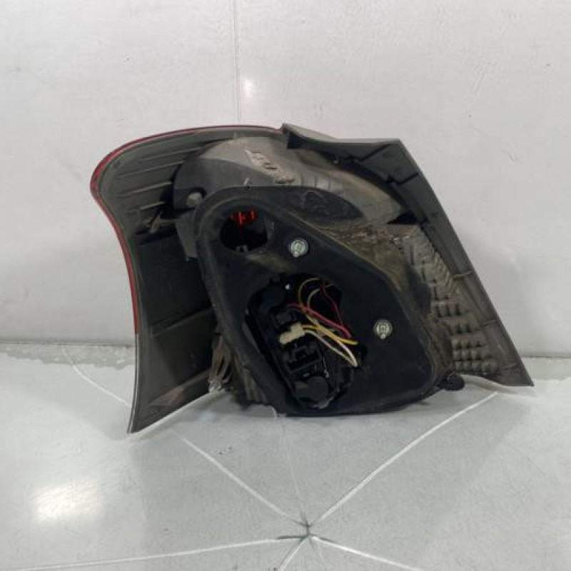 Feu arriere principal droit (feux) TOYOTA YARIS 2 Photo n°3