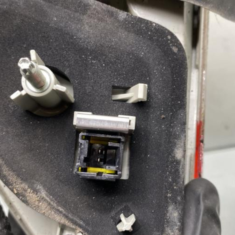 Feu arriere secondaire gauche (feux) PEUGEOT 2008 1 Photo n°3