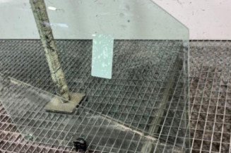 Vitre avant droit PEUGEOT 5008 1