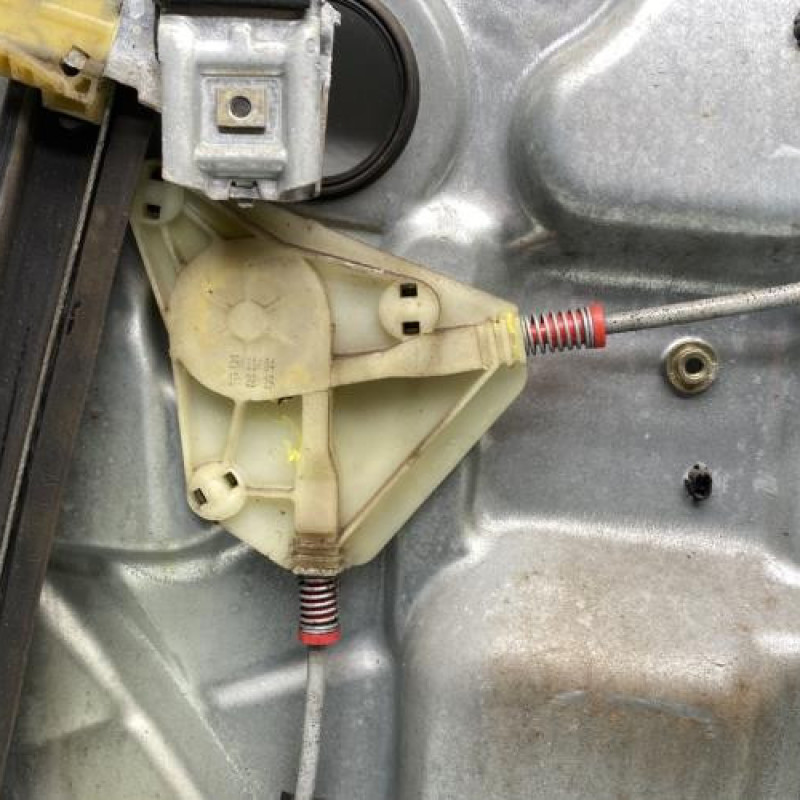 Leve vitre electrique avant gauche VOLKSWAGEN POLO 4 Photo n°4