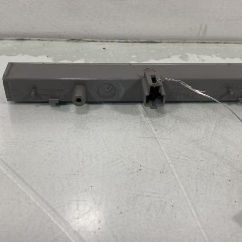 Feu arriere stop central TOYOTA YARIS 2 Photo n°2