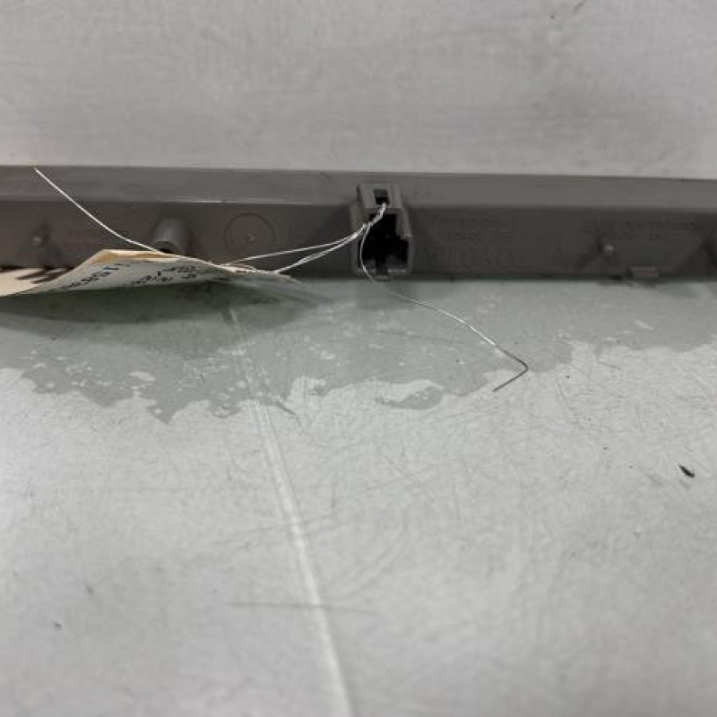 Feu arriere stop central TOYOTA YARIS 2 Photo n°2