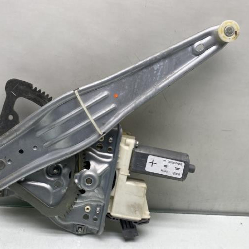 Leve vitre electrique arriere gauche TOYOTA AVENSIS 2 Photo n°3